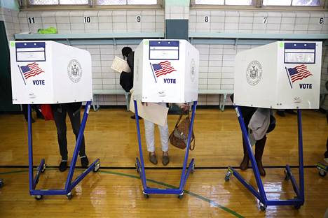 Äänestäjiä presidentinvaaleissa marraskuussa 2016. Paljastuneen asiakirjan mukaan GRU pyrki murtautumaan yhdysvaltalaisyrityksiin, jotka vastasivat äänestäjien rekisteröitymispalveluista.