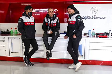 Guanyu Zhou (vas.) ja Valtteri Bottas (oik.) ovat Alfa Romeon tämän kauden F1-kuskit. Robert Kubica (kesk.) on testikuljettaja.