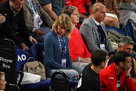 Novak Djokovicin äidin vieressä oli finaaliottelussa tyhjä paikka, sillä supertähden isä ei saapunut paikalle.