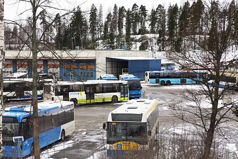 Hakunilan bussivarikon kiinteistöyhtiö oli yksi poliisitutkinnan kohteista. Arkistokuva vuodelta 2015.