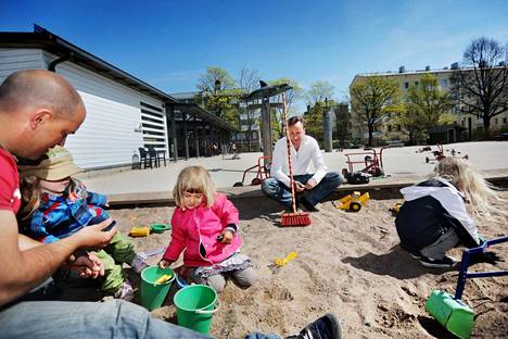 Leikkijöitä Lahnalahden puistossa 2012.