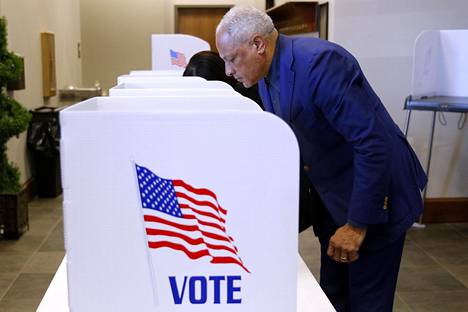 Yhdysvaltalainen äänestäjä vaalihuoneistossa Mississippin Ridgelandissa marraskuun välivaaleissa.