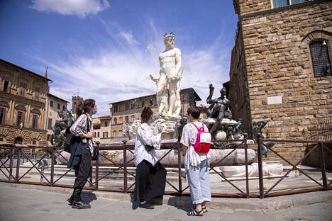 Romanialaiset vaihto-opiskelijat Sebastian Coptil, Teodora Csucsak ja Krisztina Kovacs katselivat roomalaisten vedenjumalaa Neptunusta kuvastavaa suihkulähdettä Firenzen keskusaukiolla Piazza della Signorialla.