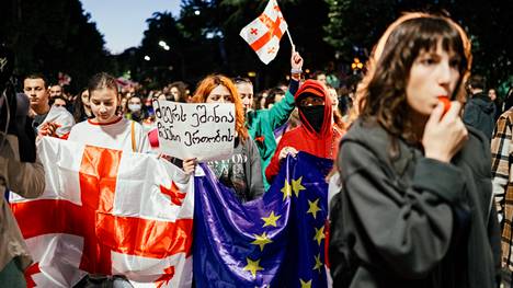 ”Vihollinen pelkää yhtenäisyyttämme”, lukee mielenosoittajan kantamassa kyltissä. Opiskelijat osoittavat mieltään ”venäläislakia” vastaan Tbilisissä lauantaina.