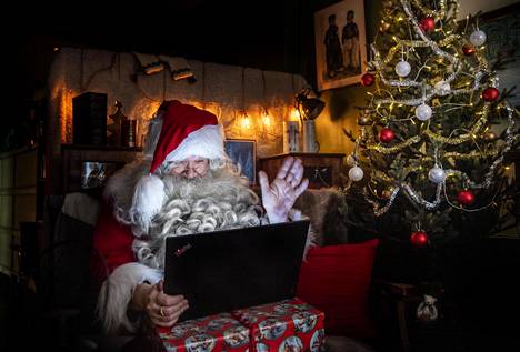 Tänä jouluna Timo Pakkanen hoitaa joulupukin vierailut etäyhteydellä. Hänen toimistoonsa on koottu pieni joulunurkkaus, jossa jouluaaton etävierailut kuvataan.