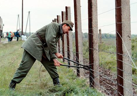 Unkarilainen rajavartija leikkasi rajaestettä Itävallan vastaisella rajalla Hegyeshalomissa 2. toukokuuta 1989.