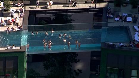 Britannia | Kerrostalojen väliin rakennettiin akryyli­muoviallas – Video näyttää, kuinka ihmiset pulahtivat uimaan 30 metrin korkeudessa