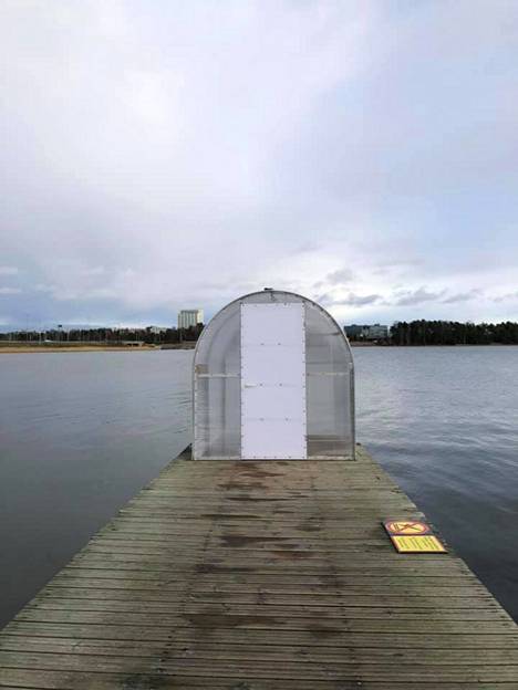 Espoon kaupunki on tuonut tänä syksynä ensimmäistä kertaa myös Westendin uimarannalle tuulensuojakopin talviuimareita varten. Muilla rannoilla vastaavanlaisia tuulensuojakoppeja on ollut jo aiempina talvina.