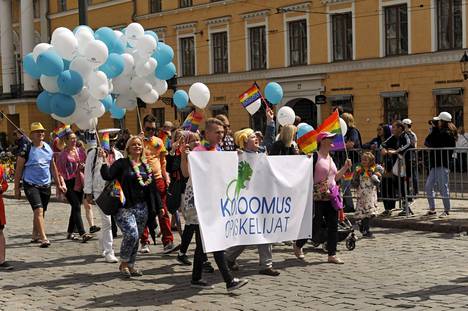 Kokoomuksen kannattajia Helsinki Pride -marssilla kesäkuussa 2018.