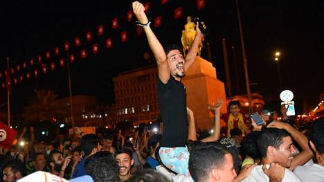 Tunisia | Tunisiaa on pidetty arabikevään mallimaana, mutta todelliset uudistukset unohdettiin – Siksi nuoret juhlivat presidenttiä, jota syytetään vallan­kaappauksesta