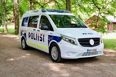 Poliisin täyssähköpartioauto kuvattuna vuonna 2021. Tämä sama auto siirtyi nyt Lappiin.