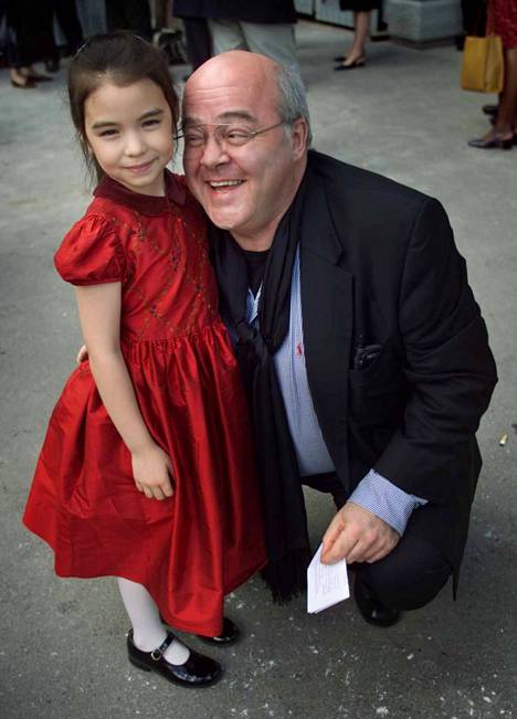 Aleksandr Toradze ja perheystävän pieni tytär Pietarin Valkeiden öiden tähdet -festivaalilla vuonna 2002.
