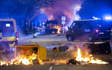 Mellakat jatkuivat pitkin yötä pääsiäisen aikaan. Kuvassa roska-astiat roihuavat ja linja-auto on syttynyt tuleen mellakoitsijoiden toimesta Malmössä.