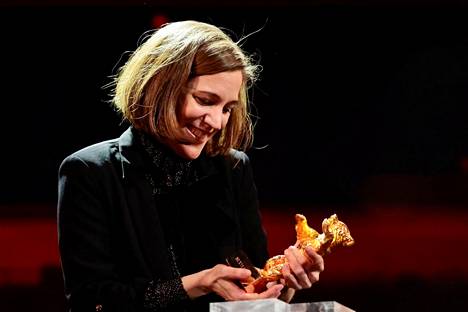 Ohjaaja Carla Simón tarkasteli Berlinale-festivaalin pääpalkintoa keskiviikon palkintoseremoniassa.