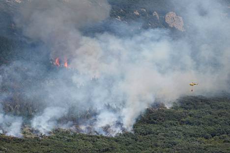 Helikopteri metsäpalon yllä Sierra de Leyrissä Espanjassa keskiviikkona.