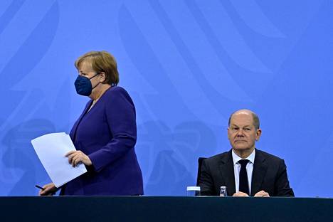 Saksan väistyvä liittokansleri Angela Merkel ja tuleva liittokansleri Olaf Scholz pitivät torstaina Berliinissä tiedotustilaisuuden, jossa he ilmoittivat uusista koronarajoituksista.