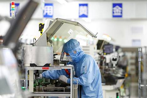 Työntekijä Renesas Semiconductor -puolijohdevalmistajan tehtaassa Pekingissä Kiinassa maaliskuussa.