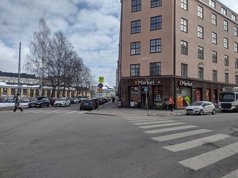 K-Market Eino Leinon katu sijaitsee Eino Leinon kadun ja Töölönkadun kulmassa. Kuvan taka-alalla näkyy Töölön kisahalli, jota vastapäätä on K-market Kisahalli.