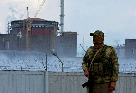 Venäläinen sotilas seisoi Zaporižžjan ydinvoimalan edessä 4. elokuuta.