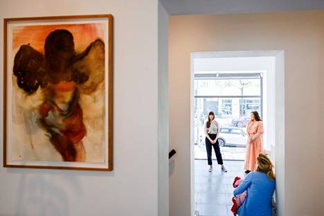 Taiteilija Aura Hakuri ja galleristi Susanne Johansson Snow-galleriassa Berliinissä. Etualalla Hakurin teos Enkeli.