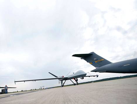 Yhdysvaltain ilmavoimien MQ-9 Reaper Berliinin ilmailumessuilla keväällä 2016. Sitä ohjaa etänä maasta kahden hengen miehistö. 