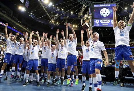 Suomen miehet juhlivat salibandyn MM-kultaa 2018 Prahassa.