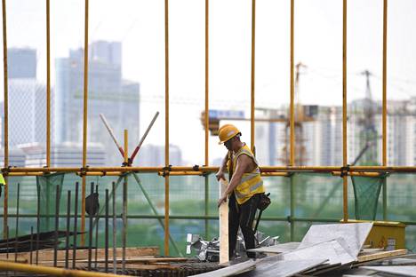 Rakennustyöläinen työssään Kiinassa Shenzhenissä. Luonnonvarojen käyttö vähenisi huomattavasti, jos rakennukset rakennettaisiin mahdollisimman pitkäikäisiksi ja jos uusissa projekteissa hyödynnettäisiin jo olemassa olevaa rakennuskantaa.