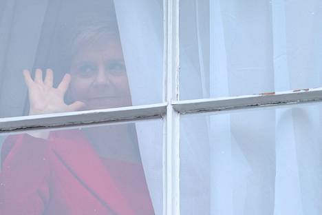 Skotlannin pääministeri Nicola Sturgeon huiskuttaa virka-asuntonsa ikkunasta Edinburghissa ilmoitettuaan erostaan helmikuun 15. päivänä.