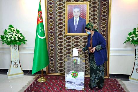Nainen äänesti Turkmenistanin presidentinvaaleissa Ashgabatissa lauantaina.