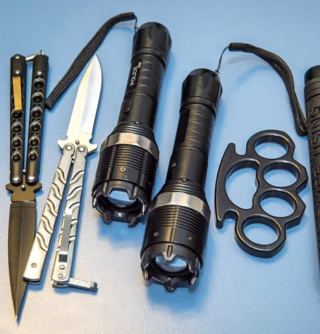 Laittomia aseita ovat muiden muassa erilaiset teräaseet, sähkötainnuttimet ja nyrkkiraudat.