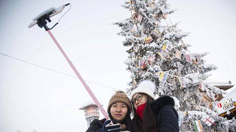 Kiinalaiset Jinye Zhao ja Chen Niu ottivat joulukuussa selfiet Joulupukin pajakylässä Rovaniemellä.
