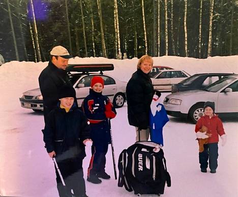 Rantasen perhe Kaarinan jäähallin edustalla Lauran ringetteottelun jälkeen.
