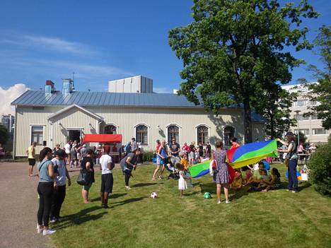 Lukijan ottama valokuva Perkkaan kappelilla kesäkuussa 2019 järjestetyistä juhannusjuhlista.