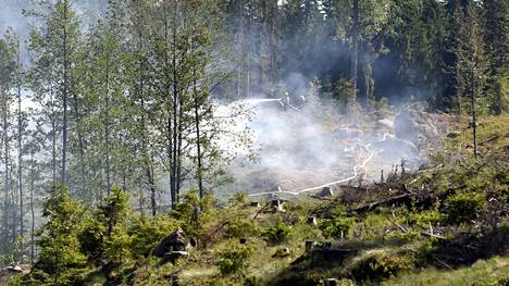 Pelastuslaitos sammutti maastopaloa hakkuuaukealla Loviisassa toukokuussa 2008. Ilmatieteen laitoksen mukaan nyt maasto voi paikallisesti olla hyvin kuivaa kaikkialla maassa.