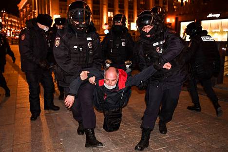 Poliisi otti viime viikolla Moskovassa kiinni sotatoimia vastustaneita mielenosoittajia.