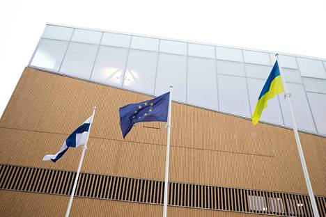 Suomen, EU:n ja Ukrainan liput liehuivat keskustakirjasto Oodin edessä jo 25. helmikuuta, päivä Venäjän suurhyökkäyksen alkamisen jälkeen.