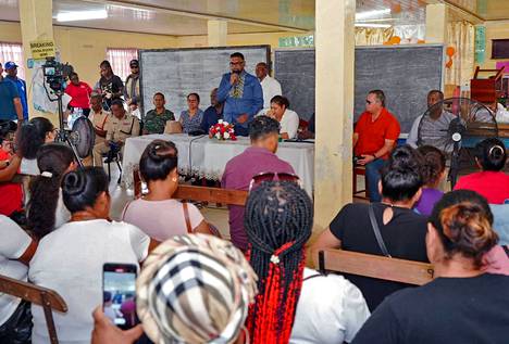Guyanan presidentti Irfaan Ali puhui tulipalon uhrien sukulaisille ja ystäville maanantaina.