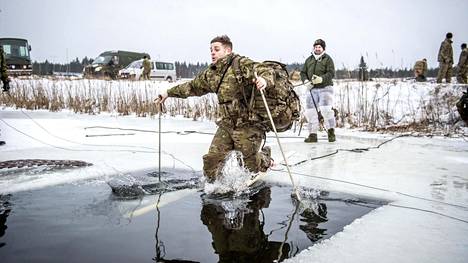 Joshua Edgartonin vuoro oli pudota avantoon torstaina Kalajärven sorakuopalla Pohjois-Virossa. Arjessaan Virossa hän ikävöi eniten ilmastoa kotoaan Etelä-Carolinasta.