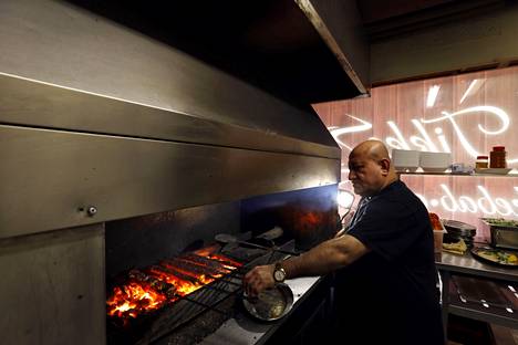  Tikke Kebab Grillissä kokki Mahmud Khoshnaw kypsentää lihavartaita hiiligrillissä.