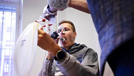 Hb-massaa mittaavassa testissä Topi Raitanen hengittää suun kautta puhtaan hapen ja hengitysilmaan tuodun hiilimonoksidin (häkä) sekoitusta kaksi minuuttia.