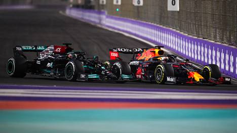 Lewis Hamilton (vas.) ja Max Verstappen kävivät tiukan taistelun sunnuntaina Saudi-Arabian osakilpailussa.