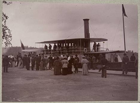 Höyrylaiva Runeberg saapuu Porvoon satamaan 23. elokuuta 1896. Alkuperäisiin kuvatietoihin on jopa merkitty kellonaika: 13.45.