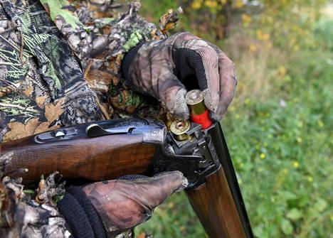 Viimeisen kymmenen vuoden aikana valtakunnallisen metsästysluvan on Metsähallituksen mukaan saanut 203 ihmistä.