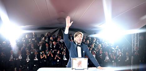 Ruben Östlund juhli Cannesissa 28. toukokuuta, kun Triangle of Sadness voitti Kultaisen palmun.