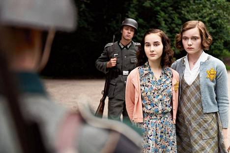 Draama kuvaa tapahtumia Anne Frankin (Aiko Beemsterboer, vas.) ystävän, Hanneli Goslarin (Josephine Arendsen), näkökulmasta. Myös Goslar päätyi keskitysleirille mutta selvisi elossa.