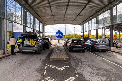 Venäjän rajaviranomaiset ovat mitätöineet yllättäen joidenkin suomalaisten viisumeita. Kuvassa on Suomen raja-asema Nuijamaalla lokakuussa 2022.