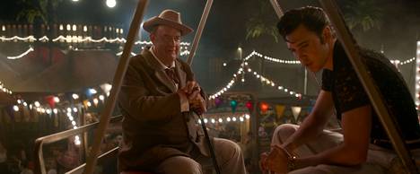 Tom Hanks esittää Elviksen (Austin Butler) manageria elämäkertaelokuvassa. Hanksin suoritus sai kyseenalaista kunniaa Razzie-gaalassa. 