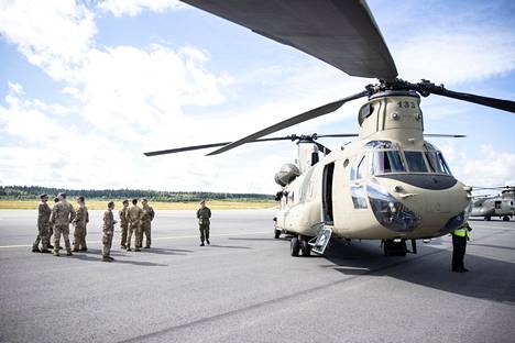 Helikopterit esittäytyivät keskiviikkona medialle Pirkkalan lentokentällä. Kuvassa yhdysvaltalainen F-versio Chinookista.