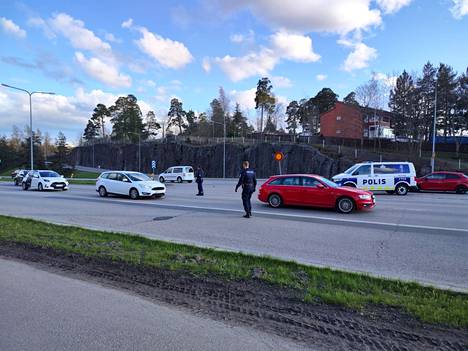 HS:n lukija Ensio Kempe katseli noin puolen tunnin ajan, kuinka poliisi tarkasti Laajasalontietä pitkin ajaneiden autonkuljettajien henkilöllisyyksiä.