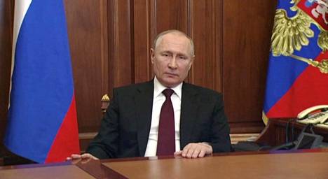Venäjän presidentti Vladimir Putin pitämässä Itä-Ukrainan sepataristialueiden tunnustamista koskevaa tv-puhettaan maanantai-iltana.